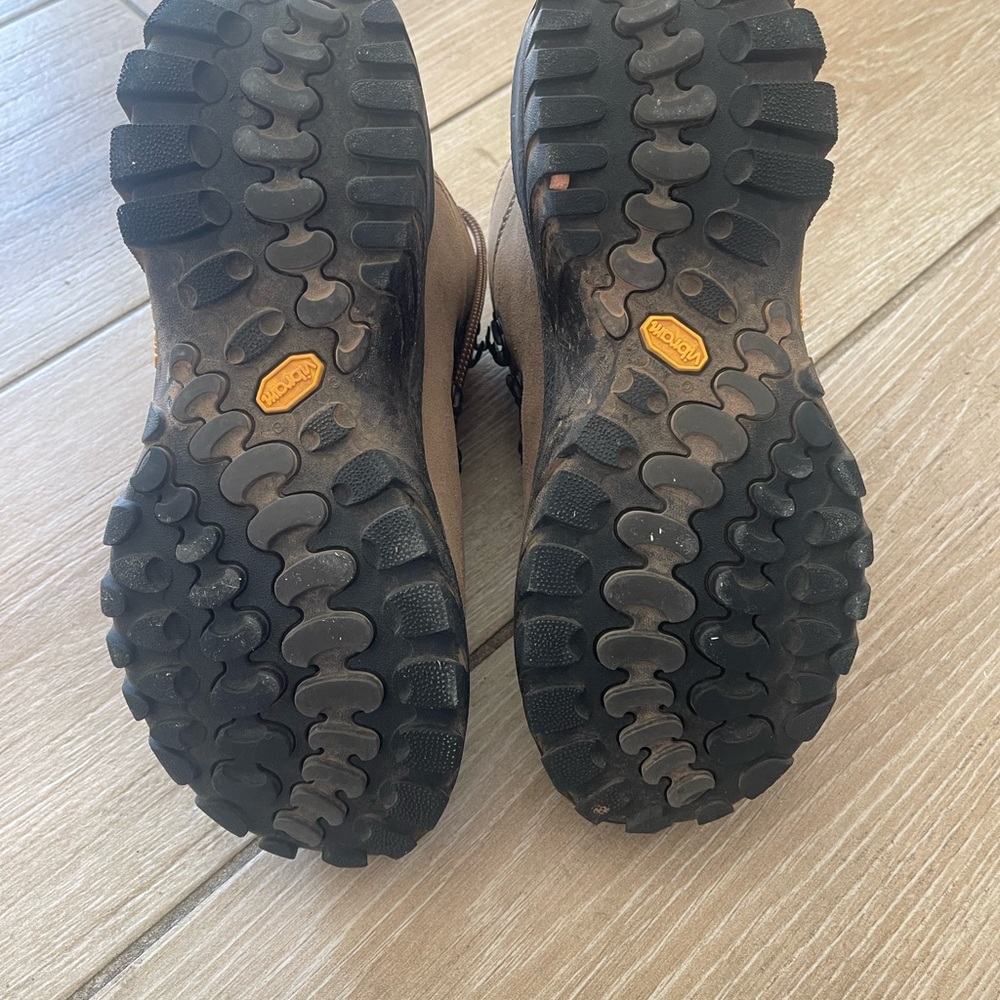 Merrel women's brown hiking Boots - Picture 7 of 8